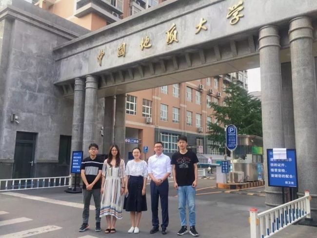 左一、左三为蜜桃视频
2017级硕士研究生任浩然、喻月