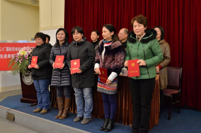 2013年度“蜜桃视频
阖家齐飞模范家庭”获得者王穗辉 2013年度“蜜桃视频
阖家齐飞模范家庭”获得者王穗辉