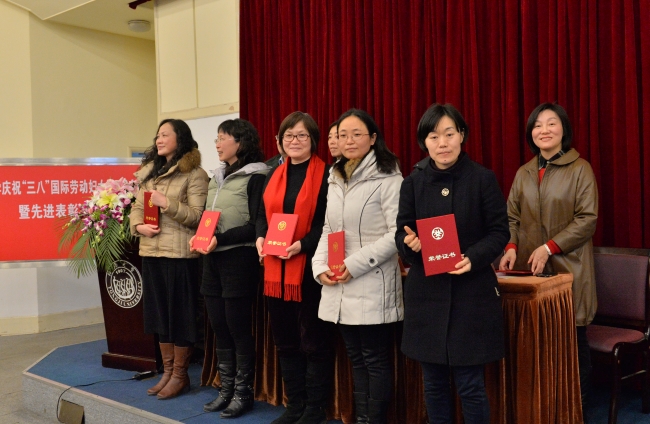2013年蜜桃视频
妇女工作先进个人获得者谷雅萍 2013年蜜桃视频
妇女工作先进个人获得者谷雅萍